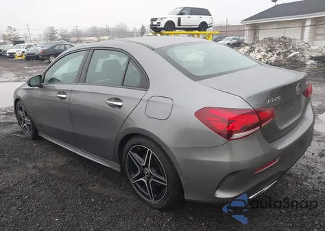 2019 Mercedes-Benz A 220 220 4Matic z USA, uszkodzony, nr VIN WDD3G4FB2KW023331
